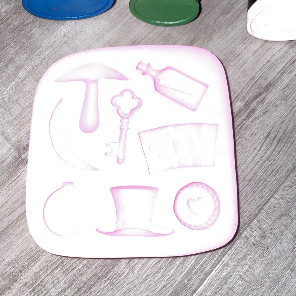 Alice in Wonderland cake decorations - Picture 3 of 6